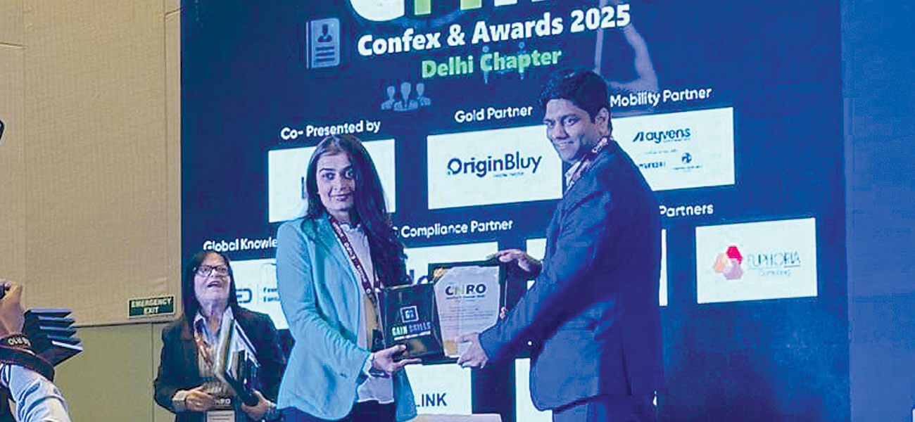 CHRO-Confex-and-Awards-2025-Euphoria-Consulting-Chandni-Ravani-Presenting-Award
