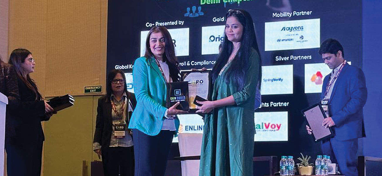 CHRO-Confex-and-Awards-2025-Euphoria-Consulting-Chandni-Ravani-Presenting-Award2
